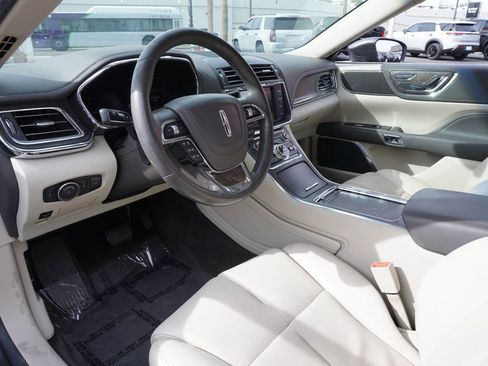 Used 2017 Lincoln Continental Select image 17