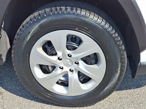 Certified 2022 Toyota RAV4 LE image 9