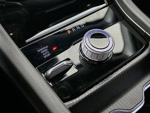 Used 2024 Jeep Grand Cherokee Limited w/ Luxury Tech Group II image 17