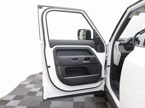 Used 2025 Land Rover Defender 110 S image 5