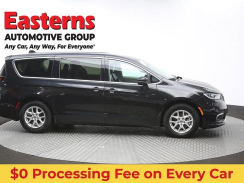 Used 2023 Chrysler Pacifica Touring-L FWD image 46