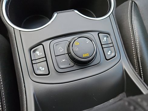 Used 2024 GMC Terrain SLT image 15