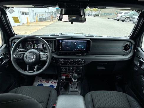 Used 2025 Jeep Wrangler Unlimited Rubicon 4xe w/ Convenience Group AWD/4WD image 19