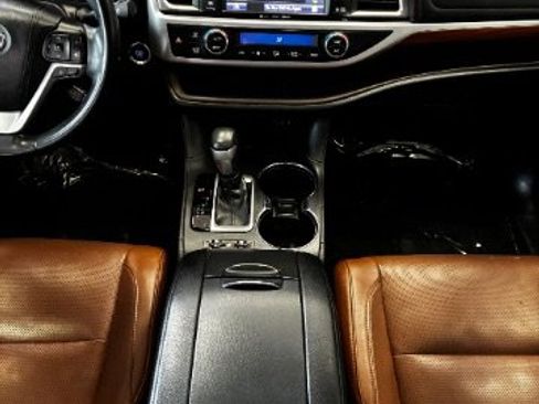 Used 2019 Toyota Highlander Limited FWD image 27