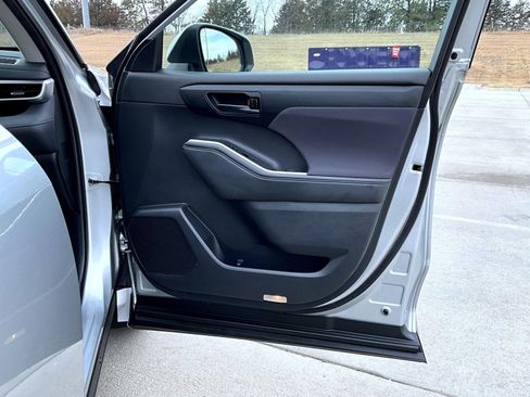 Used 2024 Toyota Highlander LE image 16