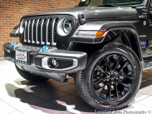 Used 2022 Jeep Wrangler Unlimited Sahara w/ Cold Weather Group AWD/4WD image 3