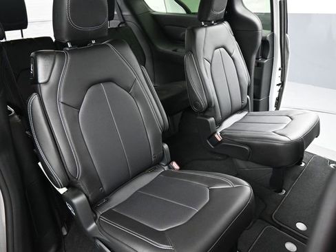 New 2026 Chrysler Pacifica Select image 21