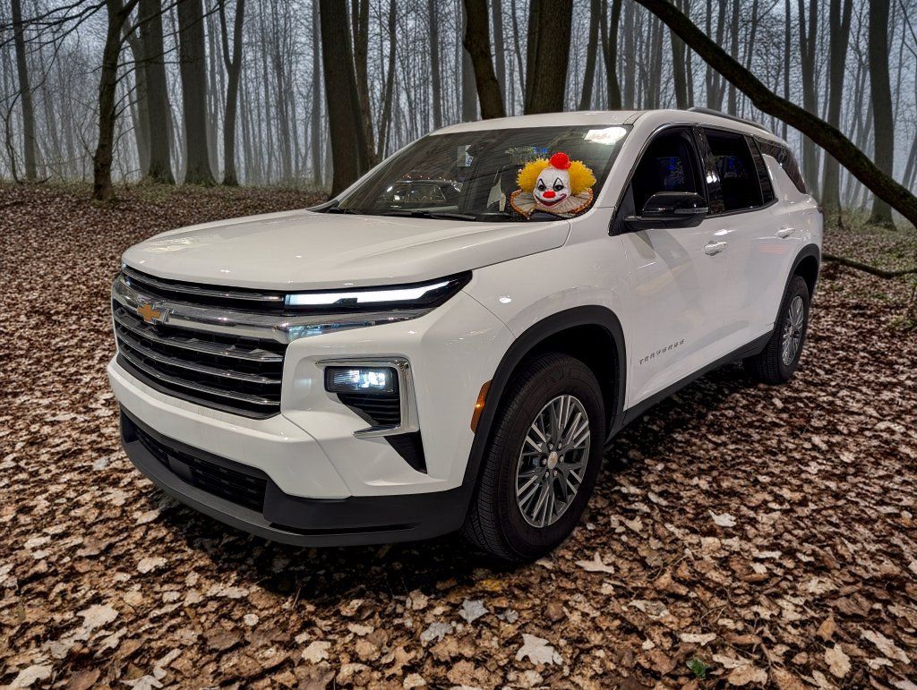 Used 2026 Chevrolet Traverse LT FWD image 1