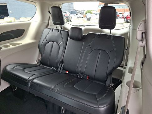 Used 2024 Chrysler Pacifica Touring-L FWD image 7