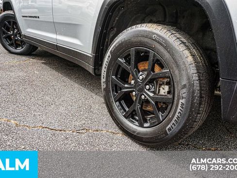 Used 2025 Jeep Grand Cherokee Altitude AWD/4WD image 15