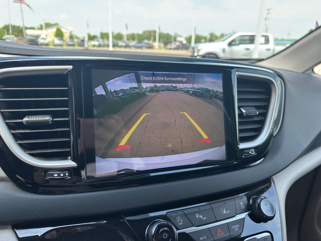 Used 2024 Chrysler Pacifica Touring-L FWD image 20