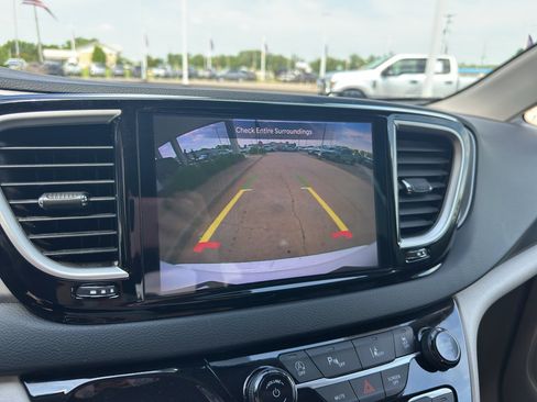 Used 2024 Chrysler Pacifica Touring-L FWD image 20