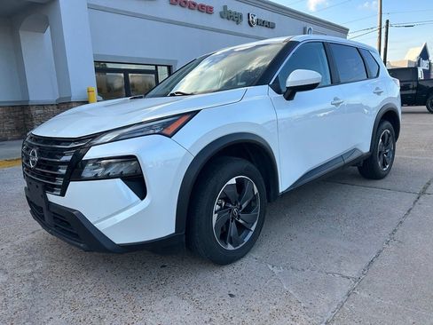 Used 2024 Nissan Rogue SV FWD image 2