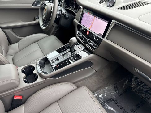 Certified 2025 Porsche Macan AWD/4WD image 18