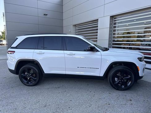 Used 2024 Jeep Grand Cherokee Altitude AWD/4WD image 8