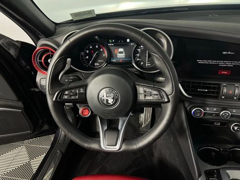 Used 2023 Alfa Romeo Giulia Veloce image 13