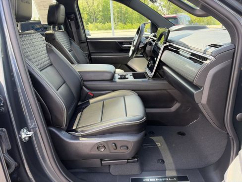 Used 2025 GMC Sierra EV Denali AWD/4WD image 21
