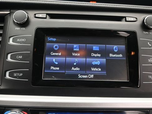 Used 2018 Toyota Highlander LE image 33