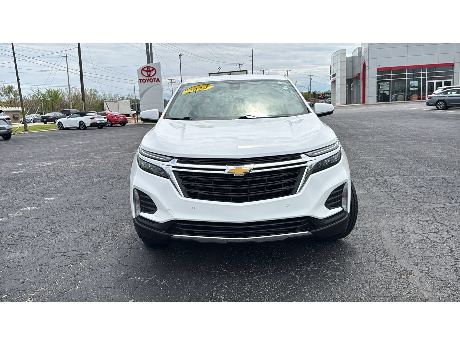 Used 2024 Chevrolet Equinox LT FWD image 2