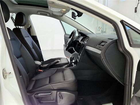 Used 2018 Volkswagen Golf SE image 17