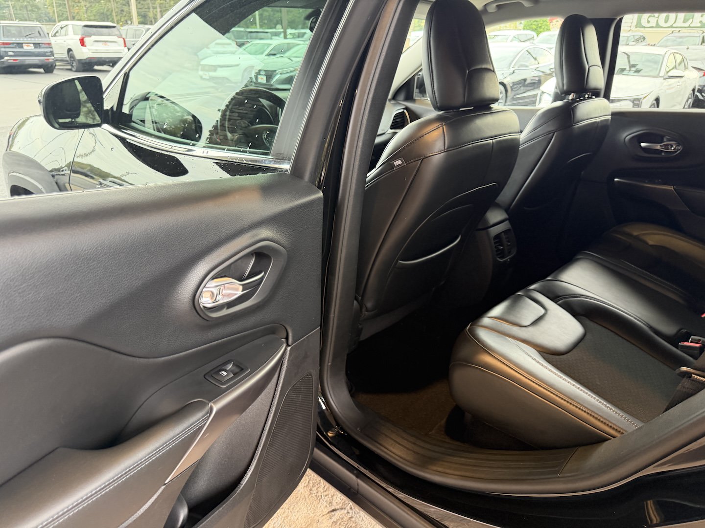 Used 2019 Jeep Cherokee Latitude Plus FWD image 28