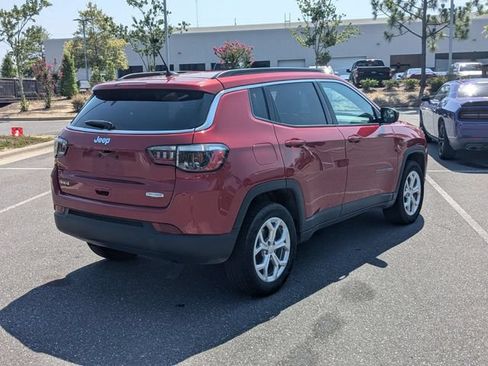 Used 2024 Jeep Compass Latitude AWD/4WD image 3