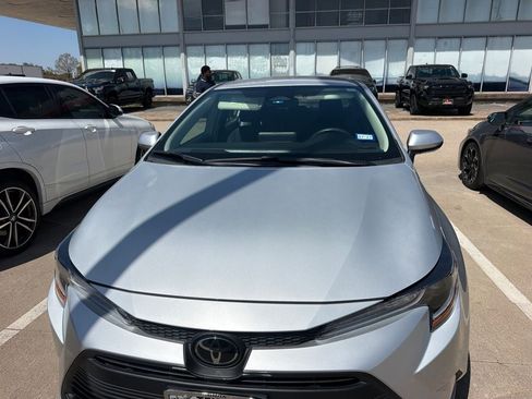 Used 2025 Toyota Corolla LE FWD image 2