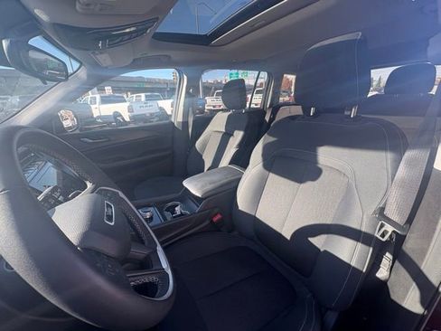 Used 2024 Jeep Grand Cherokee L Laredo image 11