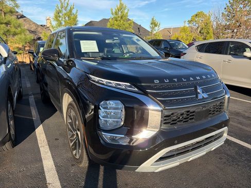 Used 2022 Mitsubishi Outlander SE image 2