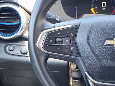 Used 2025 Chevrolet Trax LT w/ LT Convenience Package FWD image 24