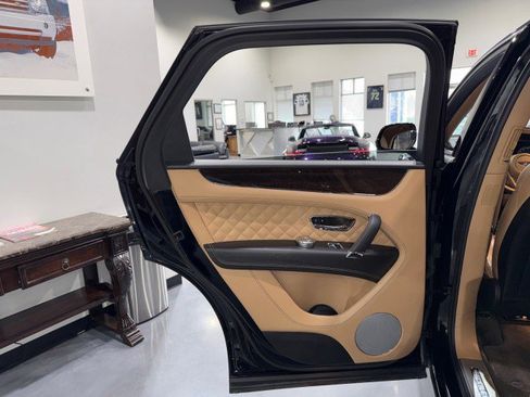 Used 2017 Bentley Bentayga image 47