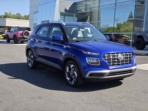 Used 2023 Hyundai Venue SEL FWD image 3