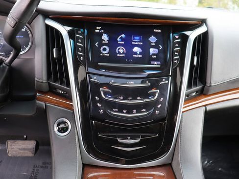 Used 2019 Cadillac Escalade Luxury AWD/4WD image 34
