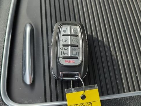 Used 2023 Chrysler Pacifica Limited image 20