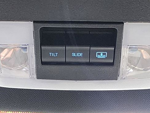 Used 2018 Ford Explorer XLT w/ Equipment Group 202A AWD/4WD image 22