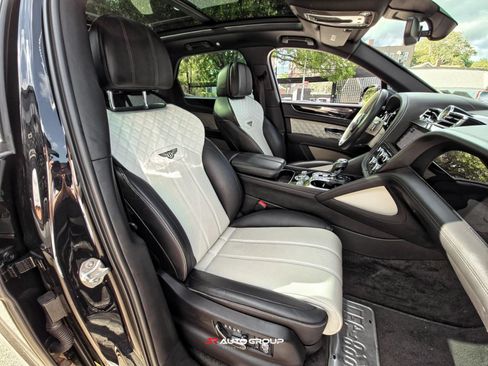 Used 2021 Bentley Bentayga AWD/4WD image 44