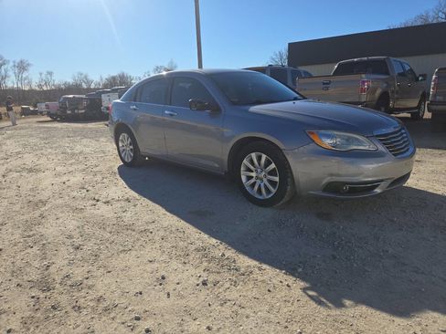 Used 2014 Chrysler 200 Limited image 1