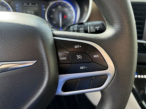 Used 2018 Chrysler Pacifica Touring Plus image 15