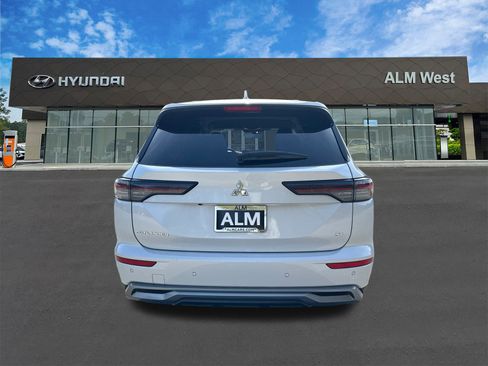 Used 2025 Mitsubishi Outlander SE image 6