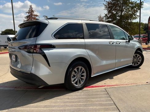 Used 2025 Toyota Sienna XLE FWD image 6