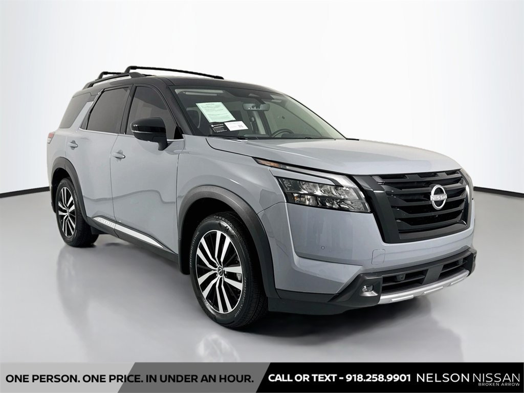 Certified 2025 Nissan Pathfinder Platinum w/ Black Appearance Package AWD/4WD image 3