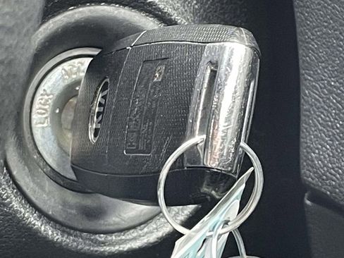 Used 2019 Kia Sorento LX image 30