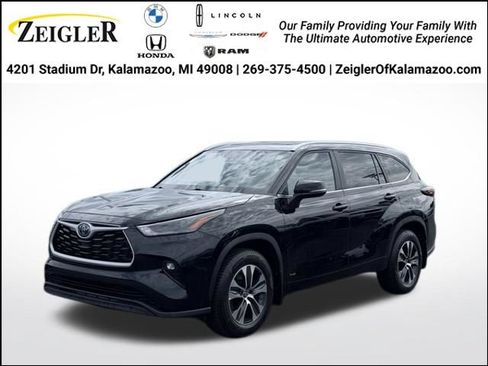 Used 2024 Toyota Highlander XLE AWD/4WD image 1