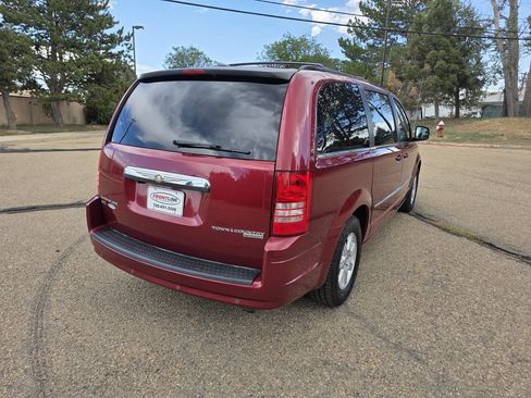 Used 2010 Chrysler Town & Country Touring Plus w/ Safetytec Group FWD image 7