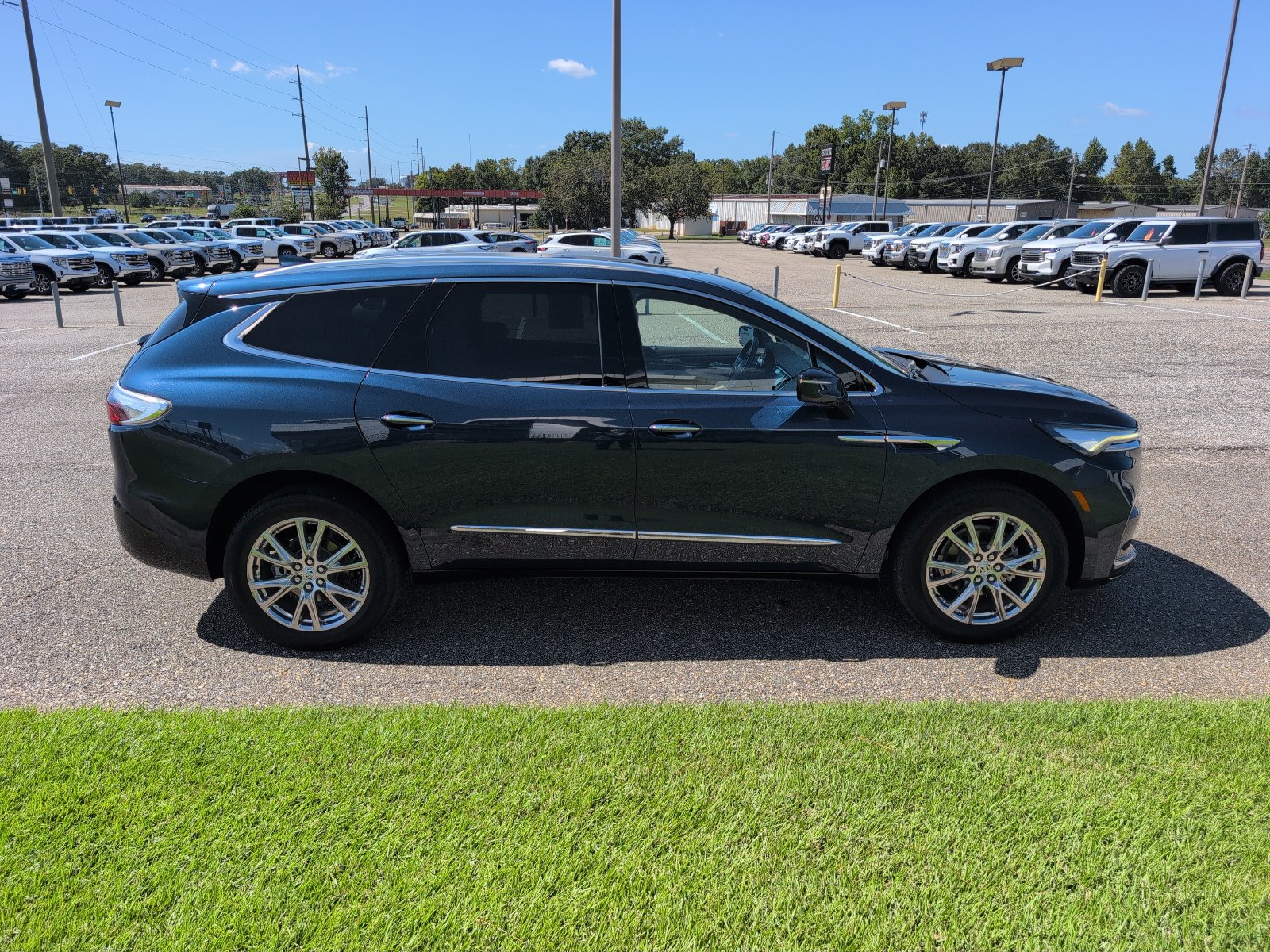 Used 2023 Buick Enclave Essence w/ Experience Buick Package FWD image 8