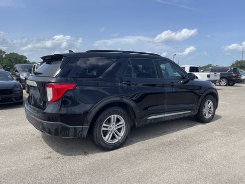 Used 2024 Ford Explorer XLT RWD image 2