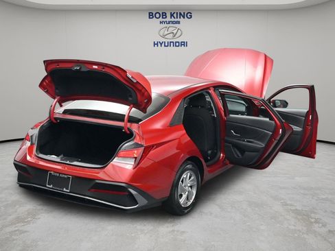New 2026 Hyundai Elantra SE FWD image 17