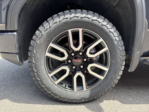 Used 2025 GMC Sierra 1500 AT4 w/ AT4 Premium Package AWD/4WD image 10