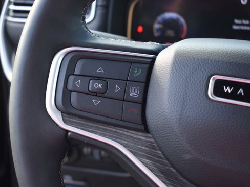 Used 2024 Jeep Wagoneer L Series II w/ Premium Group I image 16