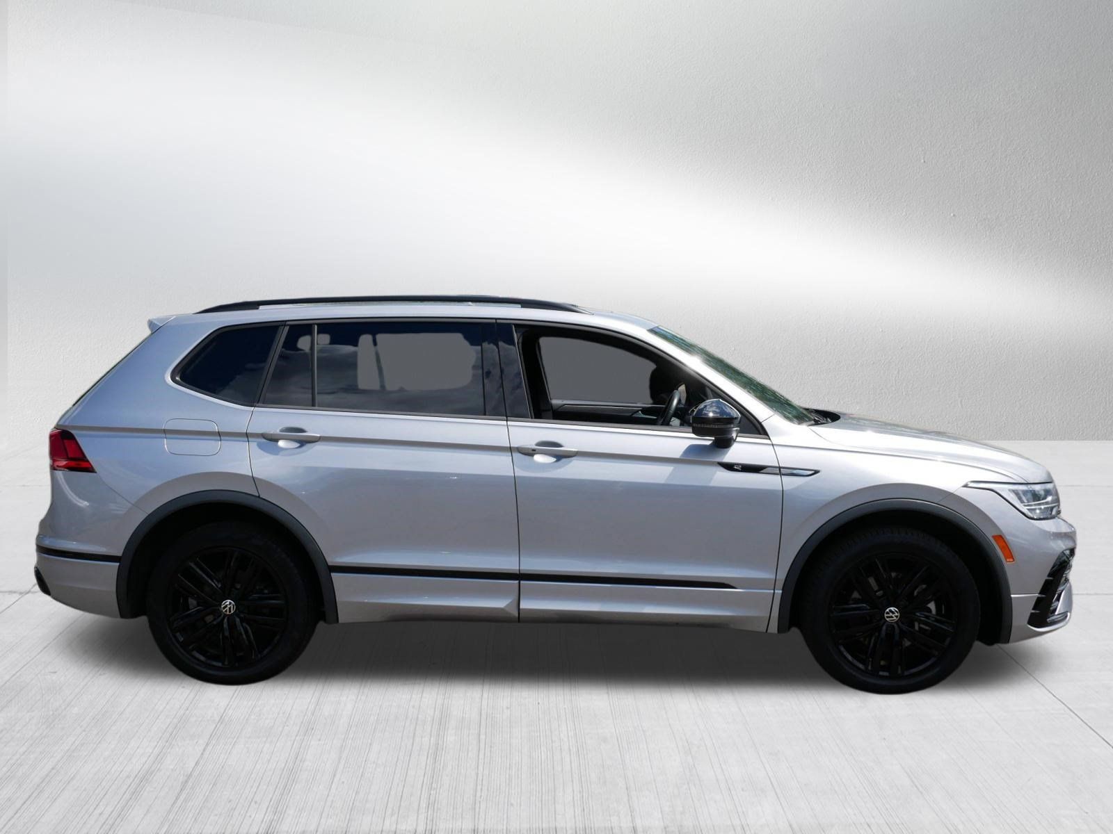 Certified 2022 Volkswagen Tiguan SE R-Line AWD/4WD image 8